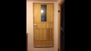 Budowa prostych drzwi drewnianych z szybą do piwnicy.