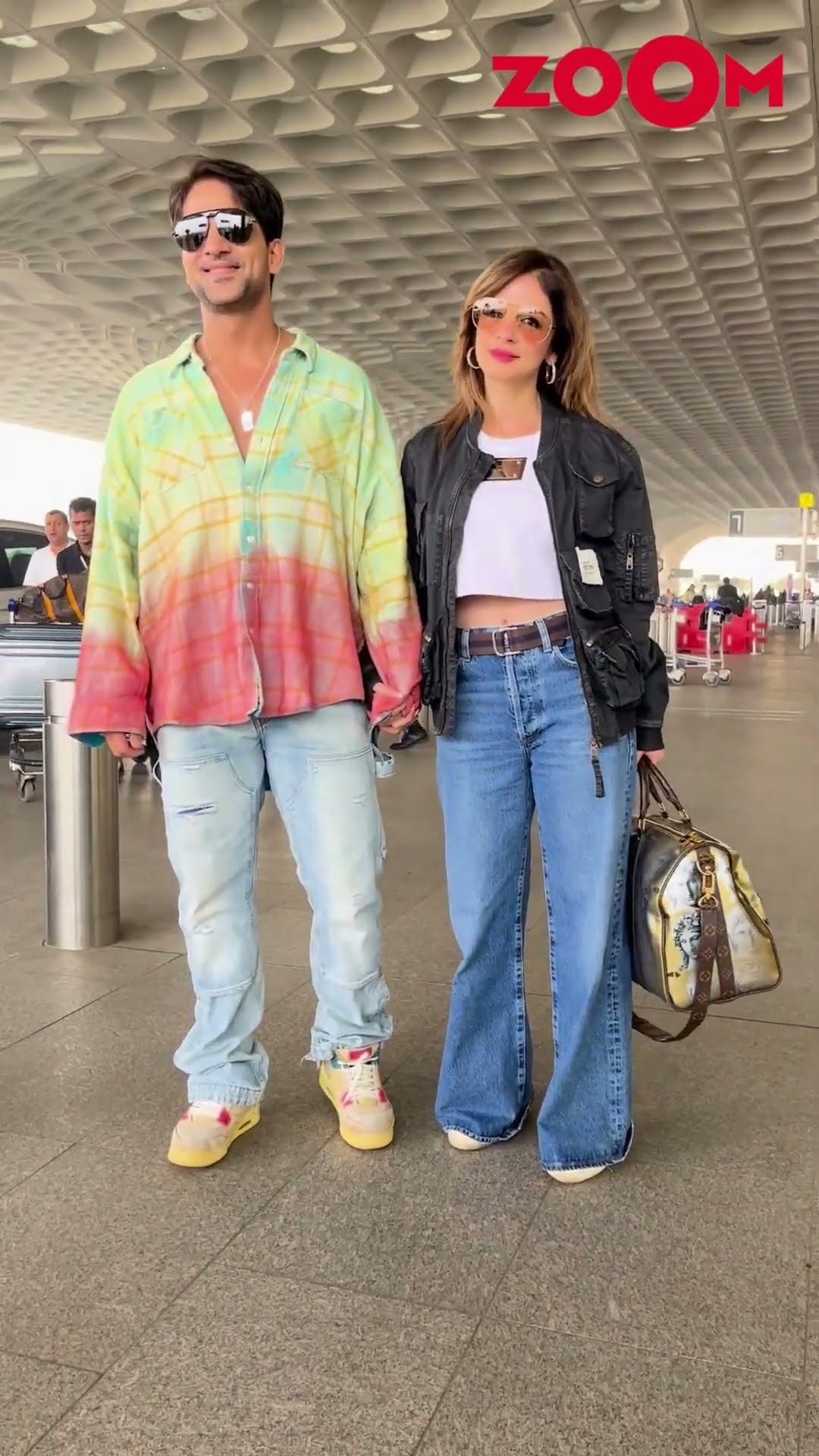 Sussanne Khan RINGS IN NEW YEAR with BF Arslan Goni, Spotted at Airport #sussannekhan #shorts