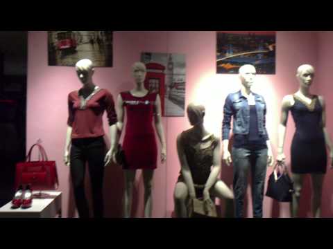 shop window and human models-მაღაზიის ვიტრინაში მდგარი მანეკენები.
