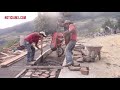 Así trabajan albañiles oaxaqueños en la pavimentación de caminos