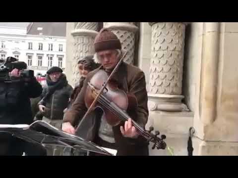 this-instrument-is-the-cello-da-spalla