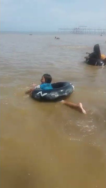 berenang di pantai pakai ban mobil#shorts