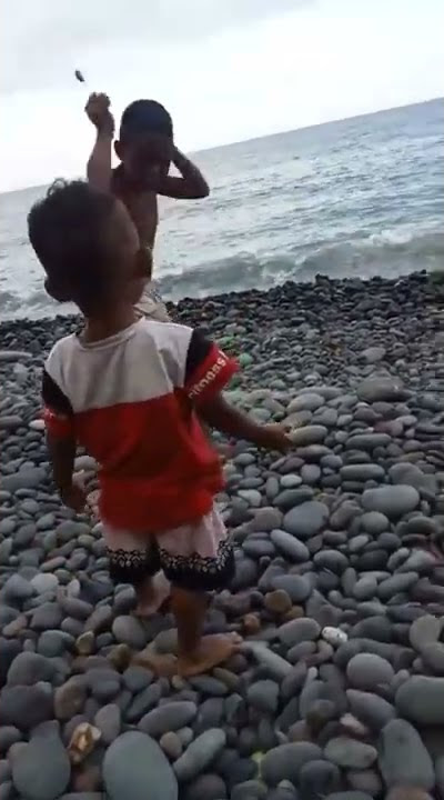 video lucu bocah lempar batu kena kepala kakanya #shorts