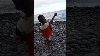 video lucu bocah lempar batu kena kepala kakanya #shorts
