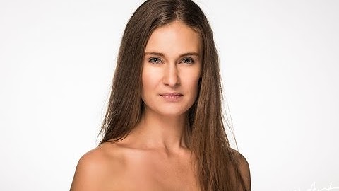 Clamshell lighting for studio photography