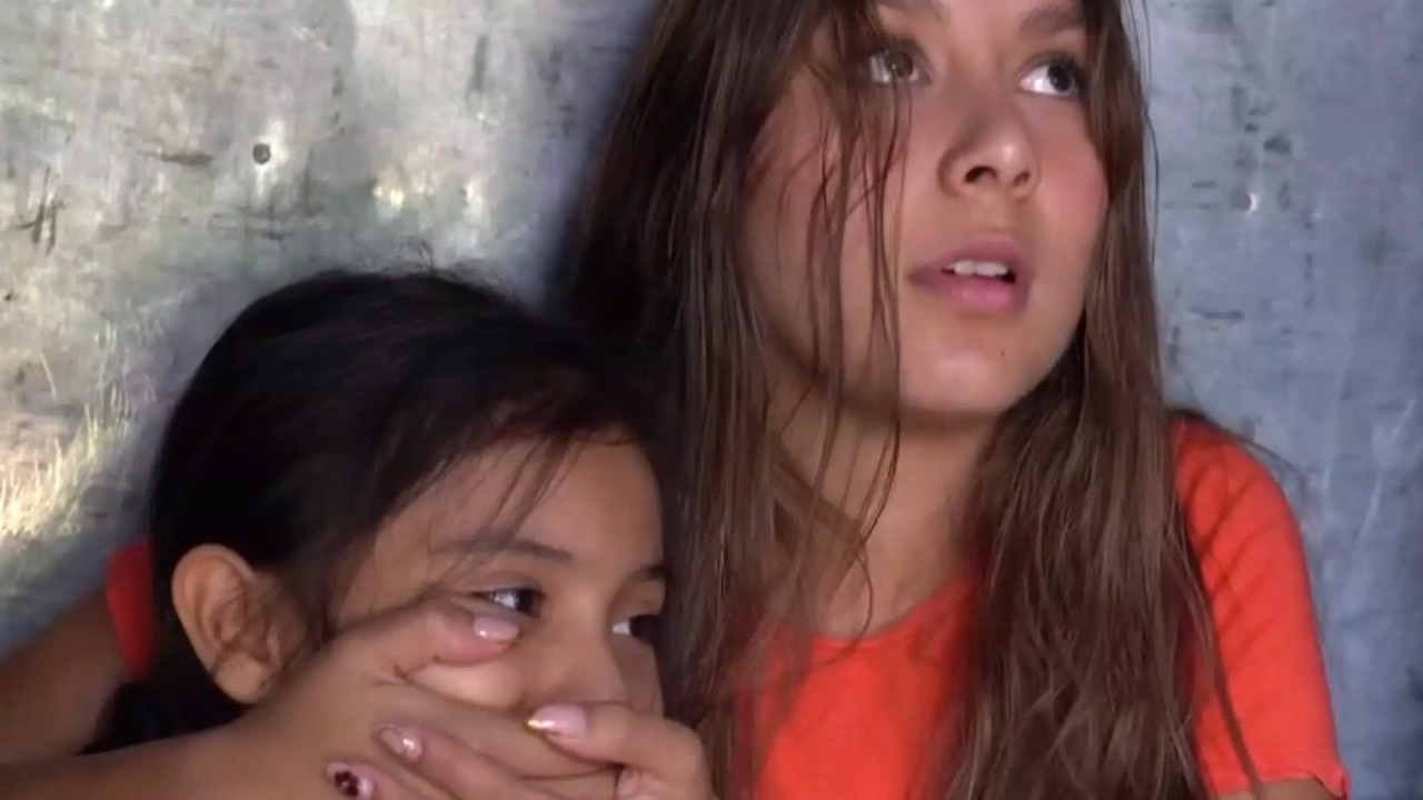 Niña migrante es separada de su madre en la frontera