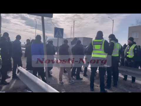 Протестувальники не поспішають розходитися і чекають на представників влади