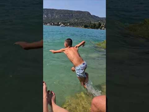 Купаемся в озере Гарда #гарда #италия #озеро #дети #путешествия
