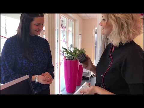 Video: Fedorova Toonde Haar Gezicht Na Een Bezoek Aan Een Schoonheidsspecialiste
