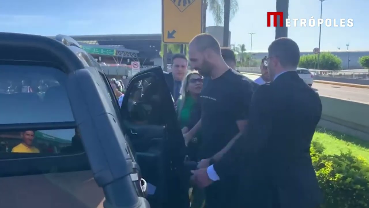 Eduardo Bolsonaro acompanha chegada de Bolsonaro ao lado de apoiadores no aeroporto