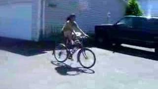 LAU-LAU can ride her bike with NO FEET