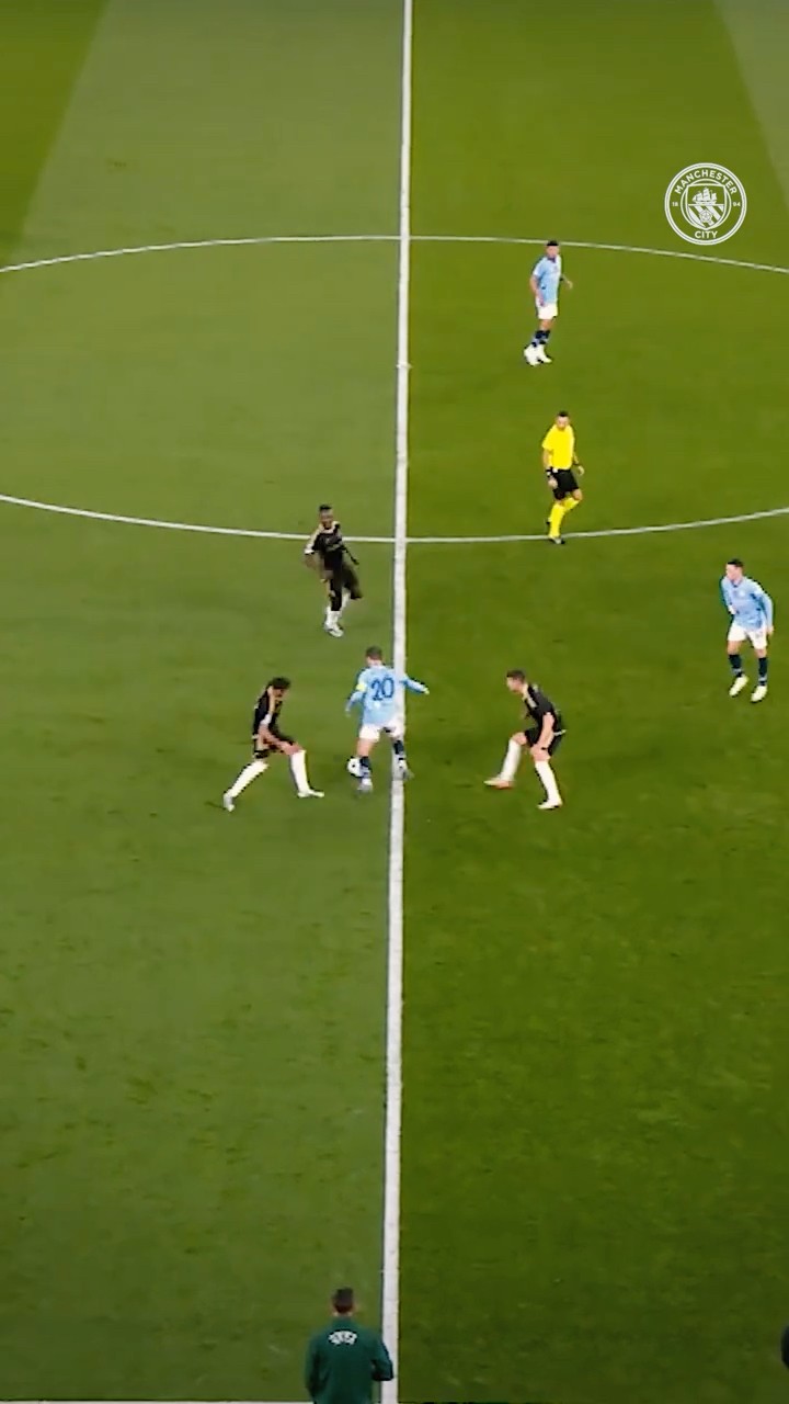 RIDICULOUS from Bernardo Silva ?‍?? #mancity #football #shorts #shortsvideo #skills #shortsfeed
