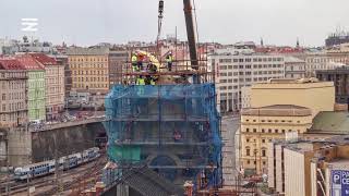 Osazení Pozlacených Křídel Na Pražském Hlavním Nádraží