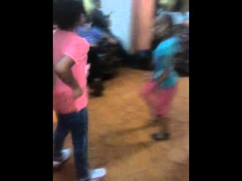 Niñas bailando el toto