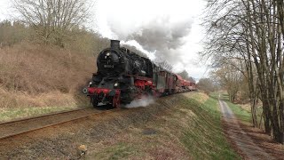 58 11112 müht sich mit einem Güterzug auf den Rampen nach Förtha