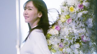 新垣結衣、羽をまとって飛び立つ？ 生花で作られた翼に感激「すごい可愛い」　「ソフラン アロマリッチ エリー」コンセプト動画