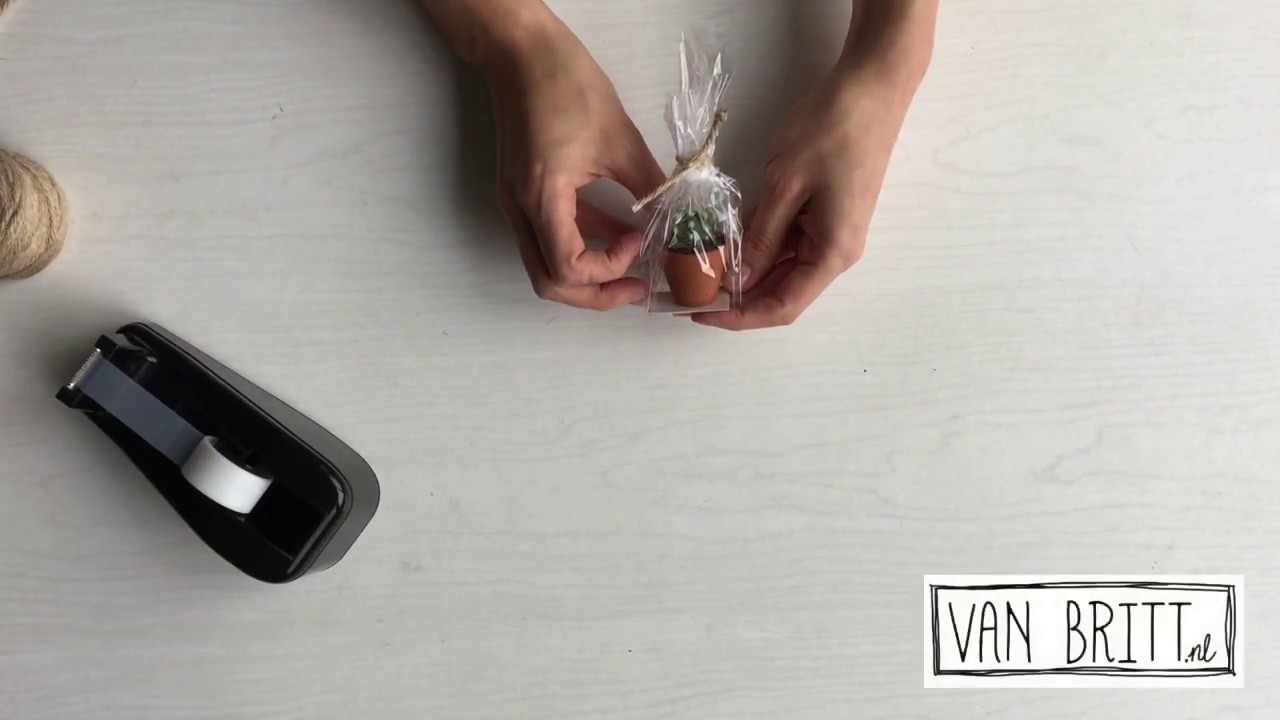 Cadeautje inpakken: op een kartonnetje, in folie - YouTube