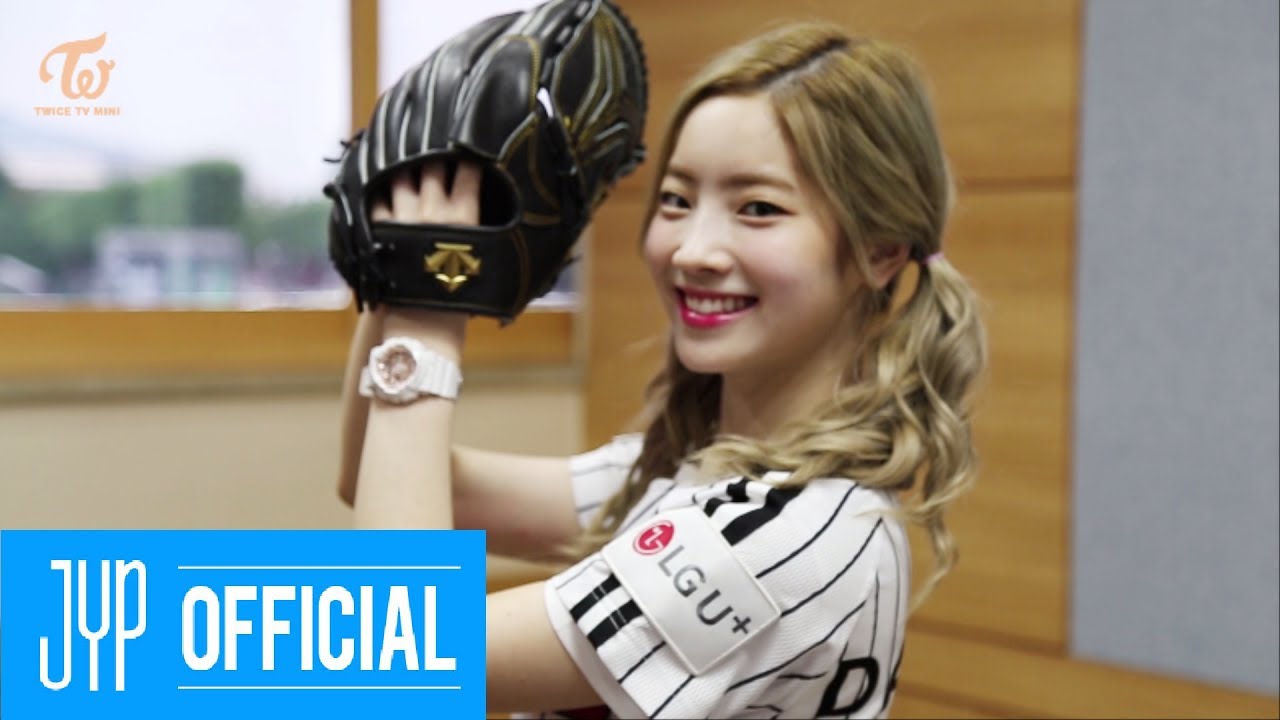 K-POP・アジア TWICE touchdown in japan TWICE DEBUT SHOWCASE “Touchdown in JAPAN” Digest Video - YouTube