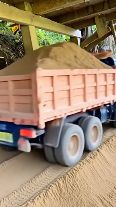 Hide ‼️ Luckily I didn't get hit, a sand truck passed by😱😱
