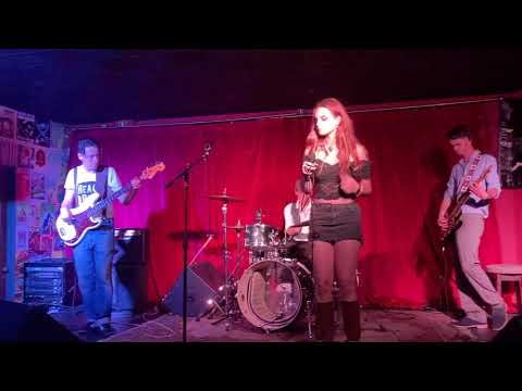 YouTubeでPoppy Rockett  - Desire  - Piper 30th July 2023を視聴