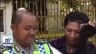 Lucu, Banci Mau Cium Polisi Saat Ditilang   FUNNY