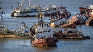 El Cementerio de Barcos Abandonados: Una Aventura entre Reliquias Olvidadas del Mar