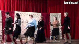 Žilinų kaimo moterys šoka linijinius šokius.Varėnos raj. 2011m. gruodis