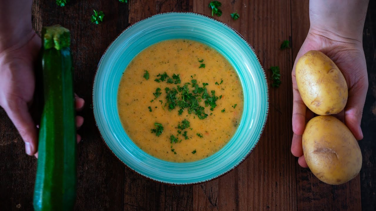 Hast du schon mal diese Vegetarische Zucchini Kartoffelsuppe probiert ...