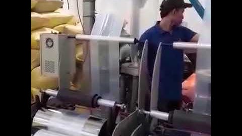 Máy sản xuất bọc ni lông hang chợ và siêu thị.