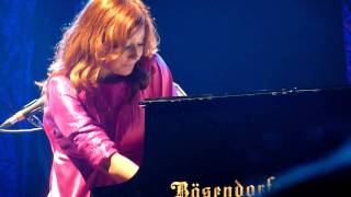 Tori Amos "Cloud on My Tongue" live @ Helsinki Ice Hall 28.9.2011