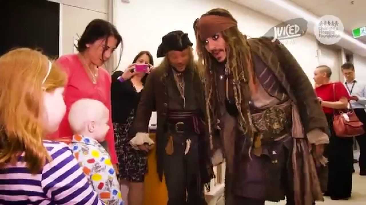 Johnny Depp déguisé en Jack Sparrow rend visite aux 