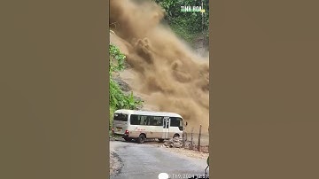 Xe khách liều lĩnh vượt lũ, hành khách thót tim | Tinh Hoa TV