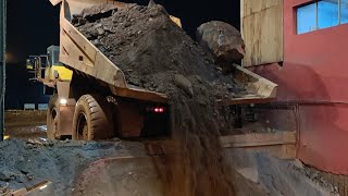 100 TON DUMPER AND 1600 TPH KOBELCO GYRATORY CONE CRUSHER PERFORMANCE AT NIGHT WITH POOR LIGHT