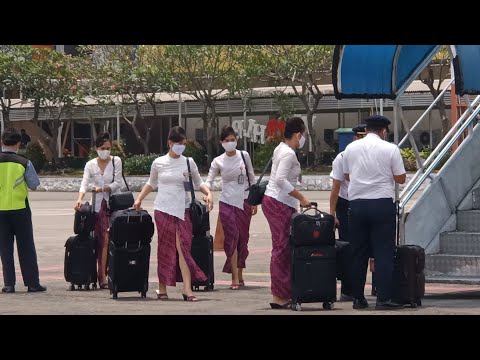 Elegan nya Pramugari Pada Saat Naik Dan Turun Dari Tangga Pesawat