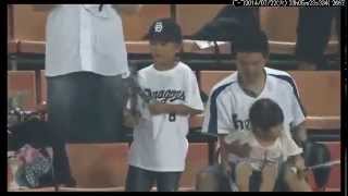 プロ野球選手が子供に渡したボールを大人が力尽くで奪い取る 子どもを投げつける 検索動画8 プロ野球選手が子供に渡したボールを大人が力尽くで奪い取る 子どもを投げつける 検索動画 8