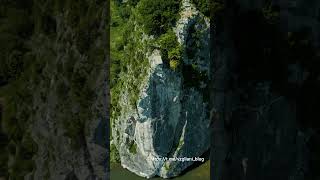 Скала Пржевальского, Приморский край🏞 https://t.me/vzgliani_blog #nature #travel #mountains