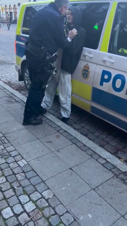 Polis håller fast oskyldig kille som spelar in en musikvideo #polisen #sverige #fördig #brutalt