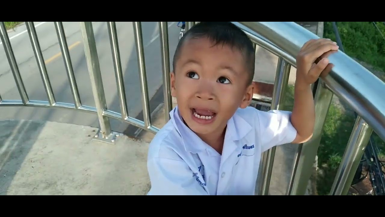 @Srinet Family 🥰🥰พาชมธงชาติไทยอีกแล้ว โดยพี่กับตัน 😁😁😁