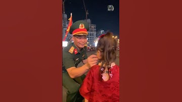 Em bé cuối tuần đi xem các chú bộ đội diễu binh #bodoivietnam #quandoivietnam #short #tintuc