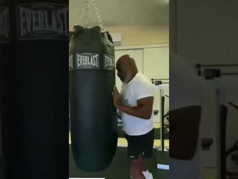 😳😳 MIKE TYSON BOXING LESSONS ON HEAVY BAG