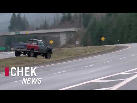 Pickup breaks through Highway 19 Coastal Gas Link pipeline blockade near Courtenay | CHEK News