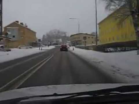 Autofahren im schwedischen Winter durch Finspång 