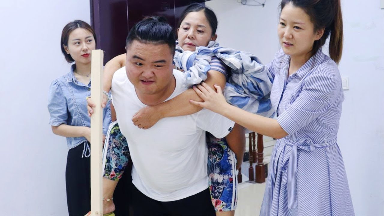 母亲装瘸回来试探儿子，儿子儿媳悉心照顾，母亲竟然是董事长！【剧说那些事儿】