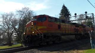 BNSF 4865 leading westbound autorack meets BNSF 4086 leading H3 Dash 9 on eastbound oil