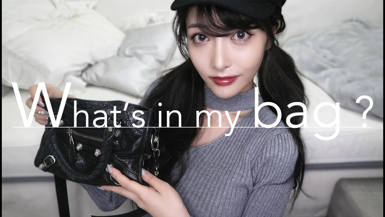 What's in a 23 year old's bag? - YouTube