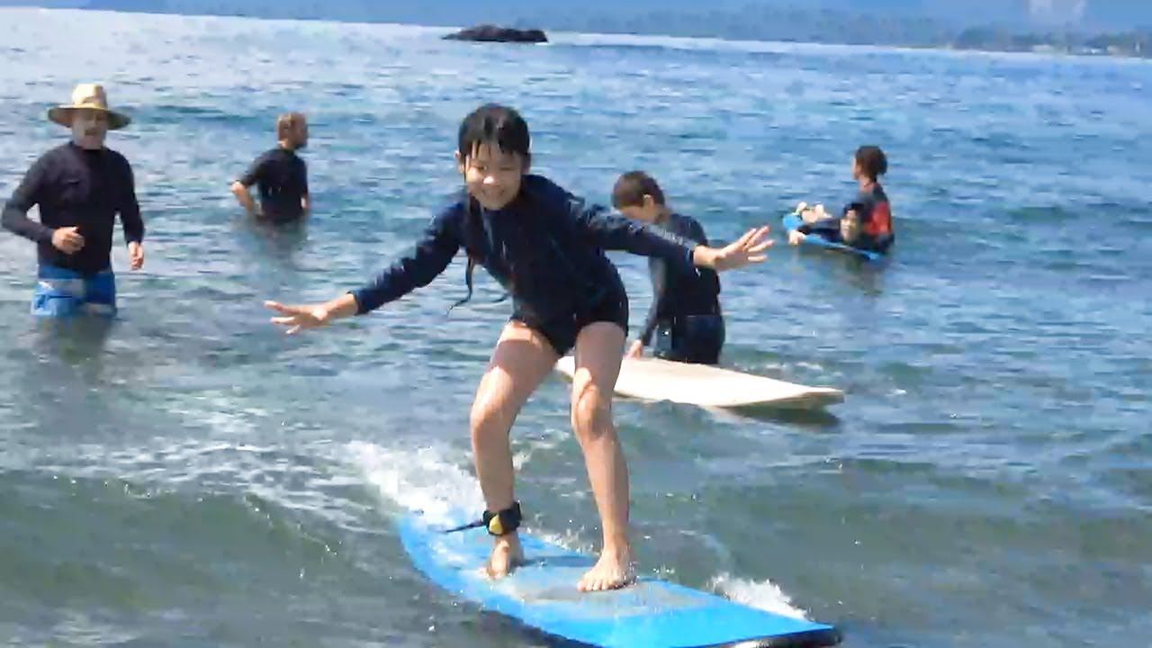 さあ、黒潮に乗ろう　小学生がサーフィン体験授業