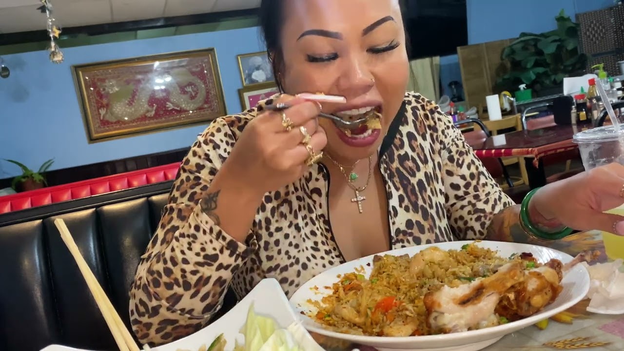 Ем свой любимый жареный рис!!!