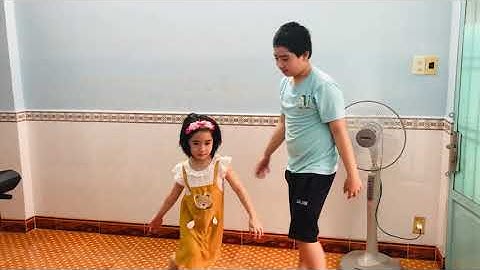 Minh Châu cùng A2 tập thể dục buổi sáng!