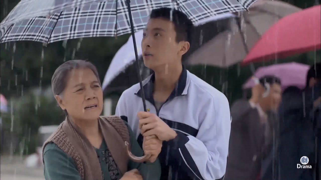 【最新電影】奶奶下雨天給孫子送傘，撞見失蹤17年的兒媳，竟成了孫子同學的媽！