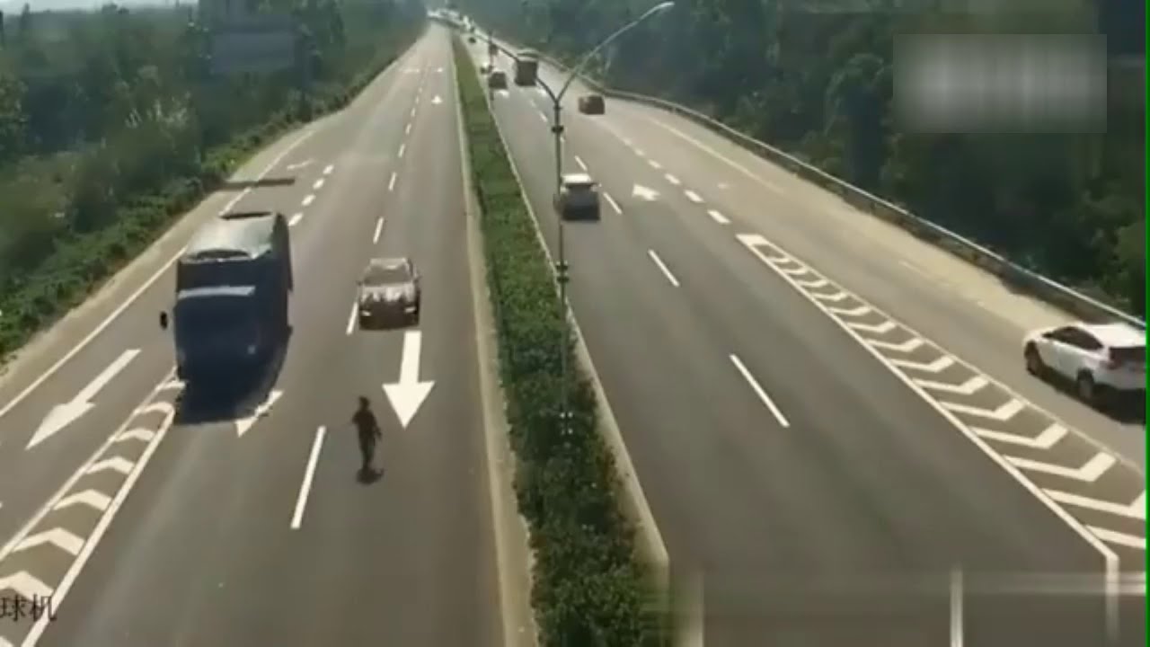 liveleak piquero se rompe la cara LiveLeak - Man walking on the highway gets hit by a car